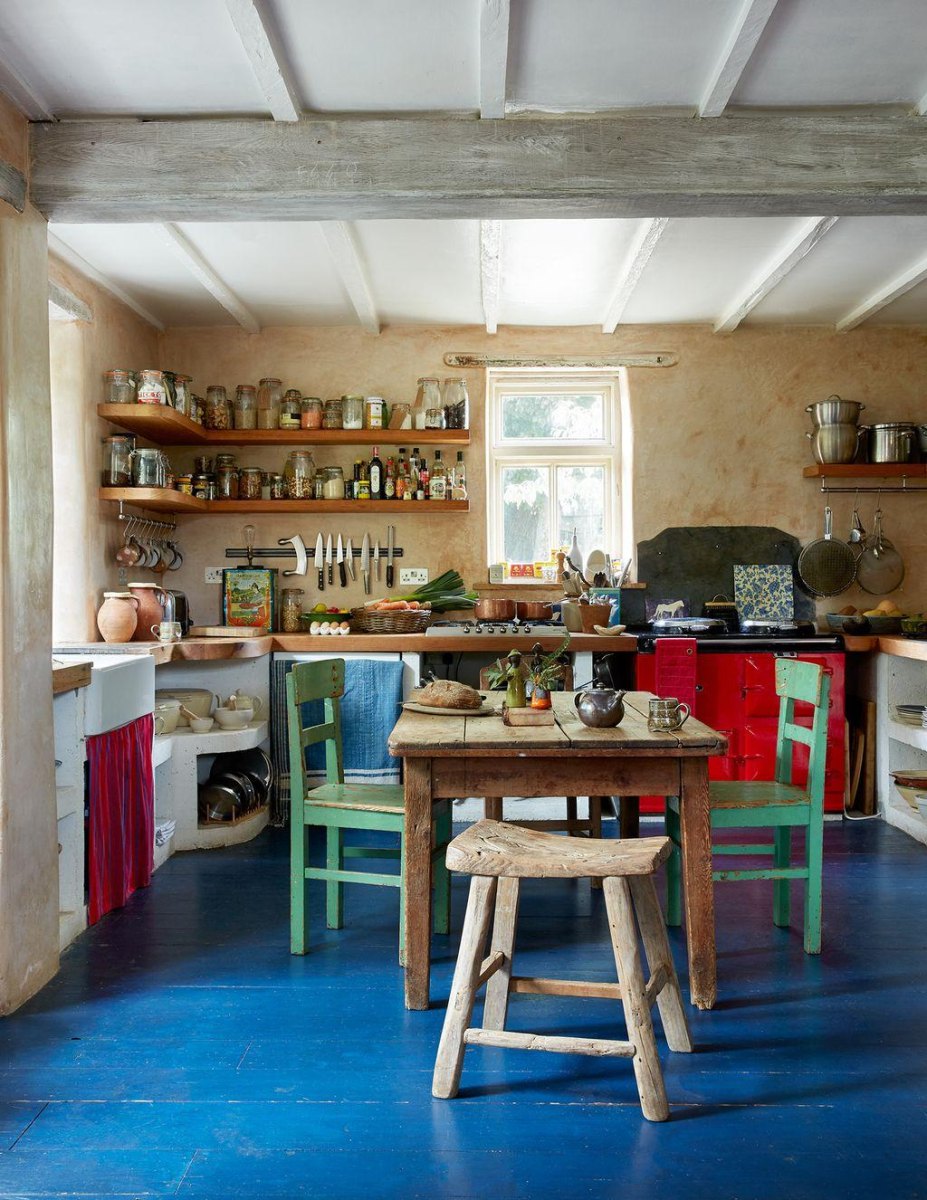 Blau gestrichener Holzboden Landhausstil