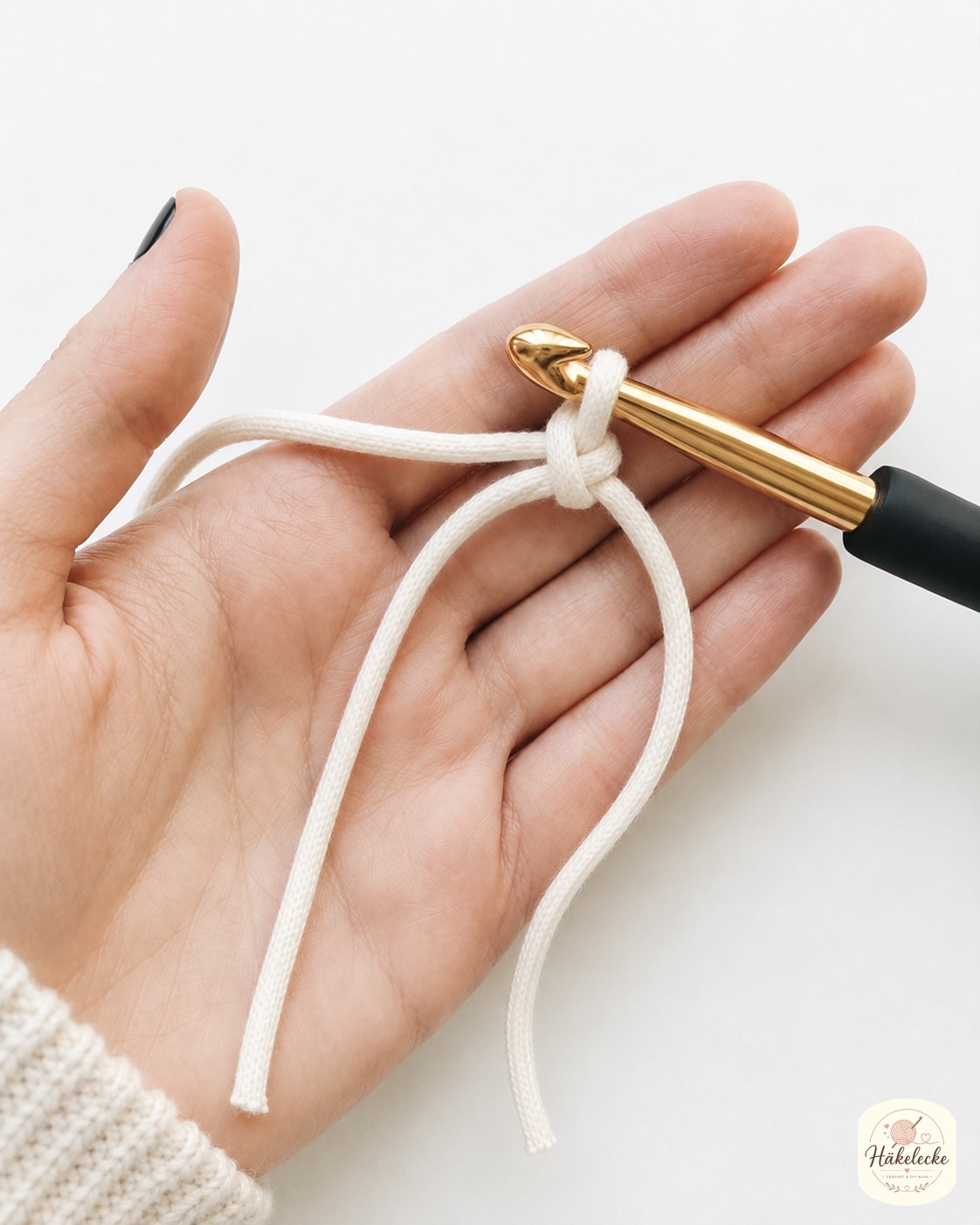 Der Haken zieht die erste Schlinge durch die Schlaufe, die Basis des magischen Rings entsteht