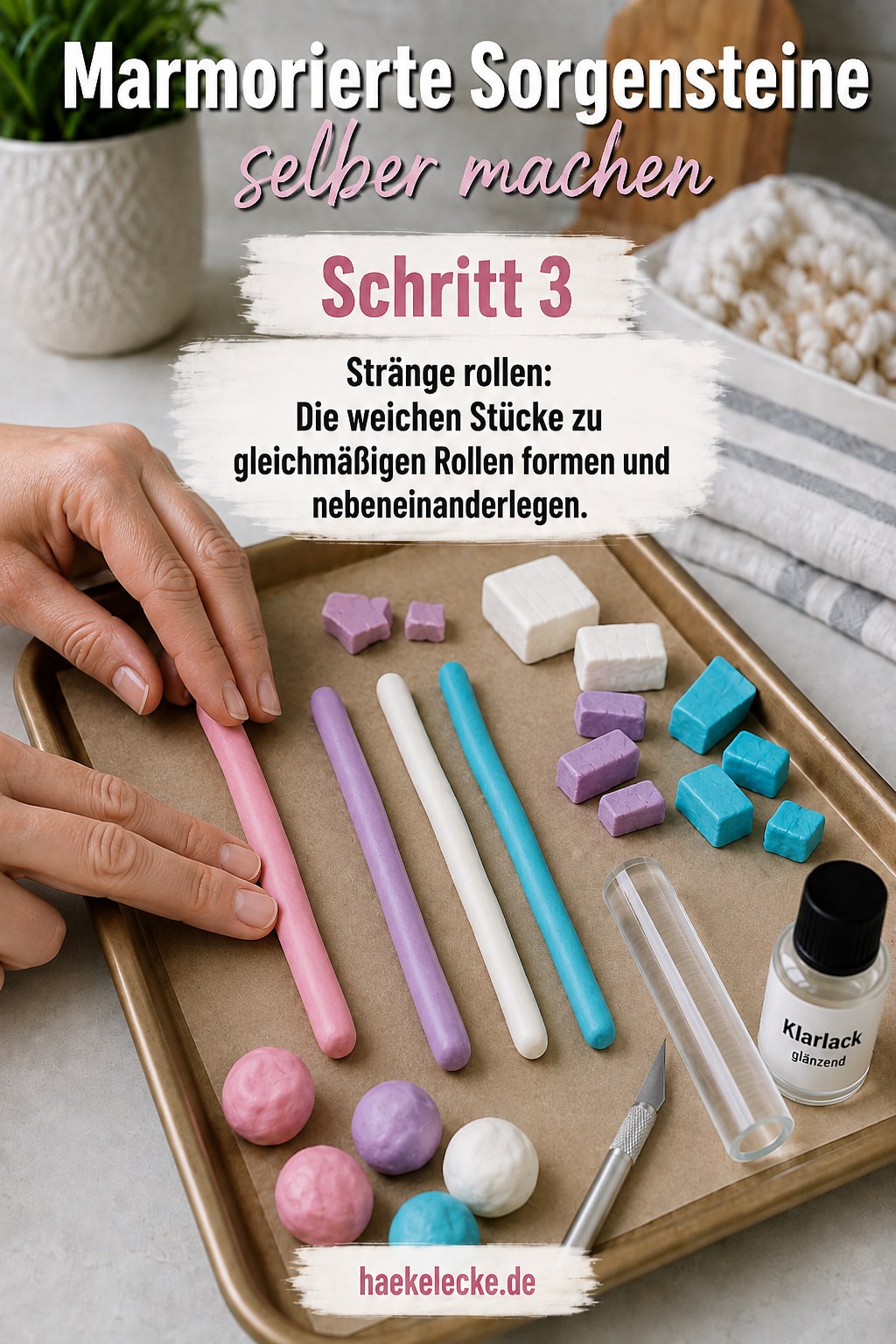 Vier gleichmäßige Fimo-Stränge liegen nebeneinander als Basis für marmorierte Sorgensteine