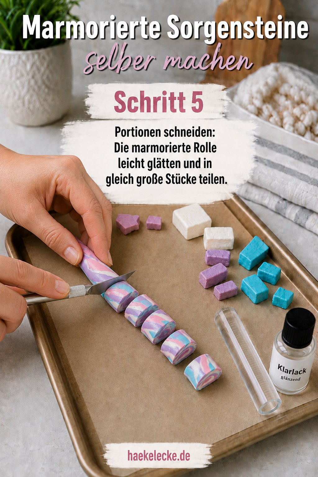 Die marmorierte Fimo-Rolle wird in gleich große Portionen für Sorgensteine geschnitten