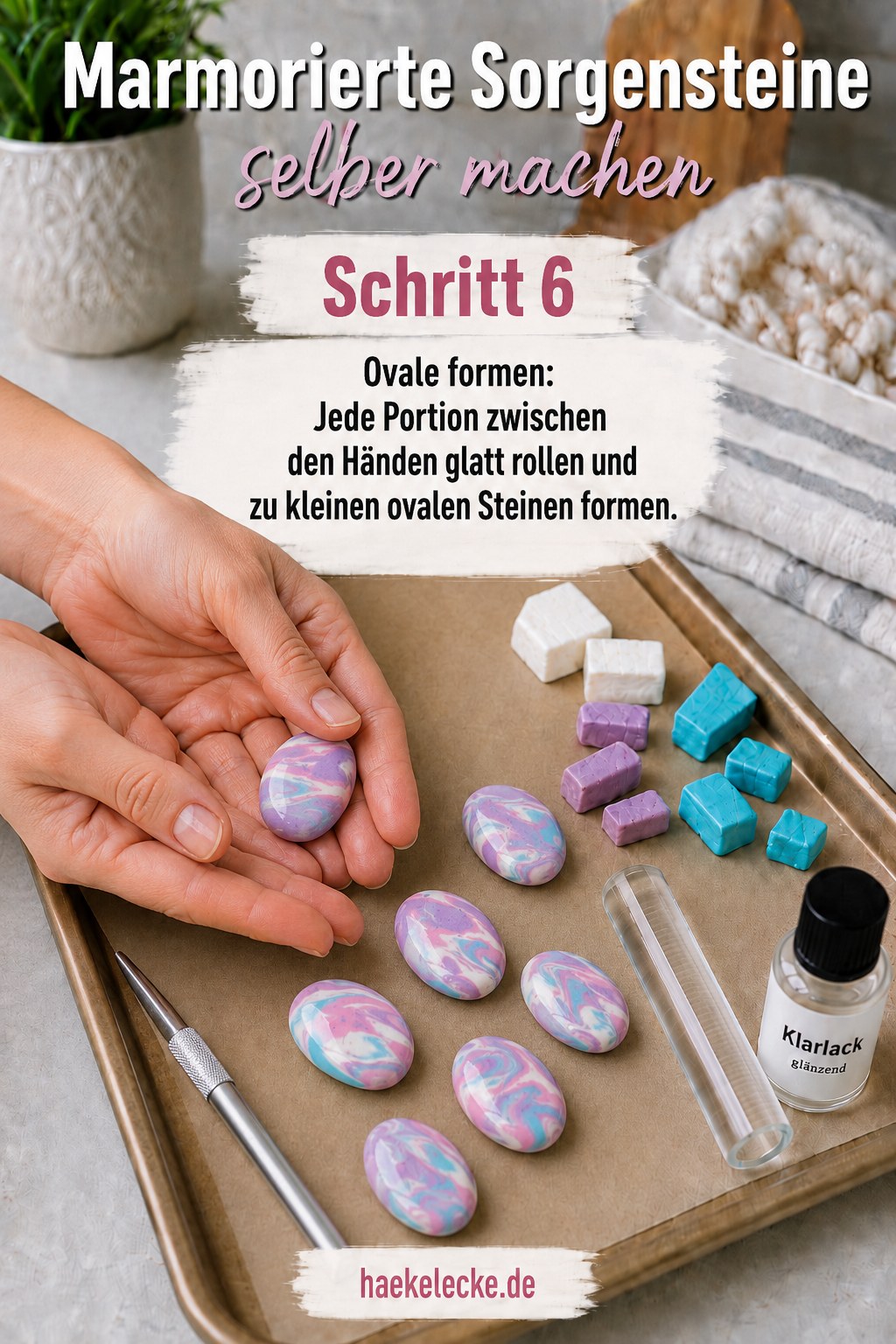 Marmorierte Fimo-Portionen werden zwischen den Händen zu ovalen Sorgensteinen geformt