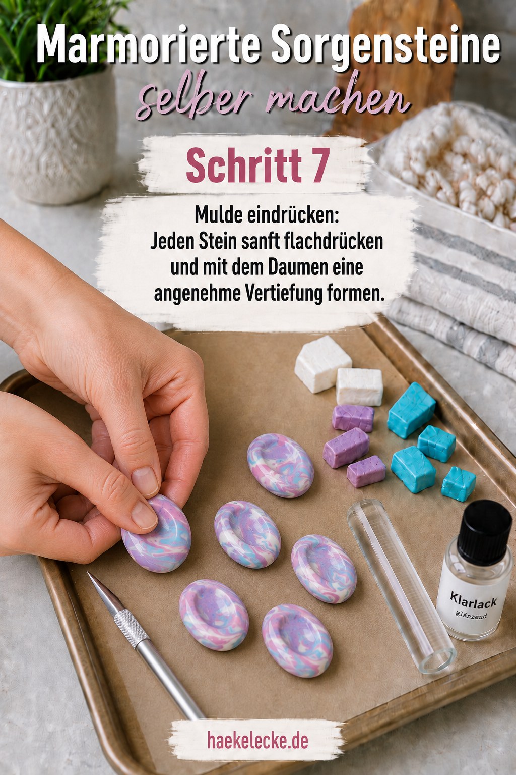 Mit dem Daumen wird in jeden marmorierten Sorgenstein eine sanfte Mulde eingedrückt