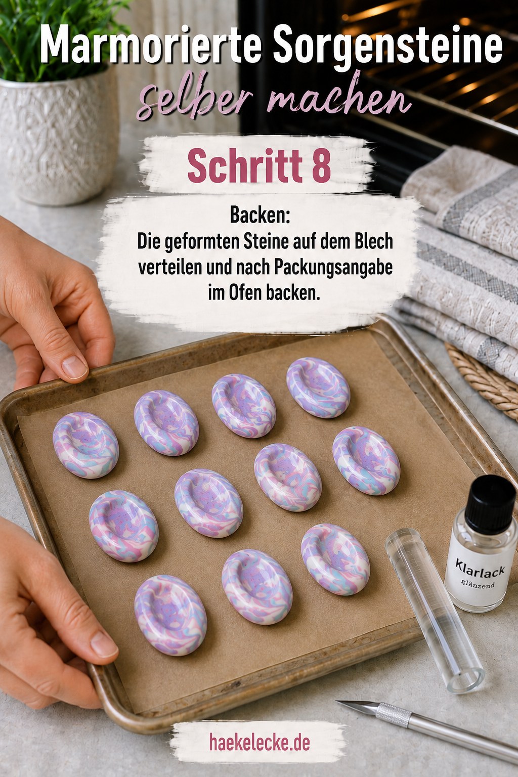 Geformte marmorierte Sorgensteine liegen zum Backen auf Backpapier auf dem Blech