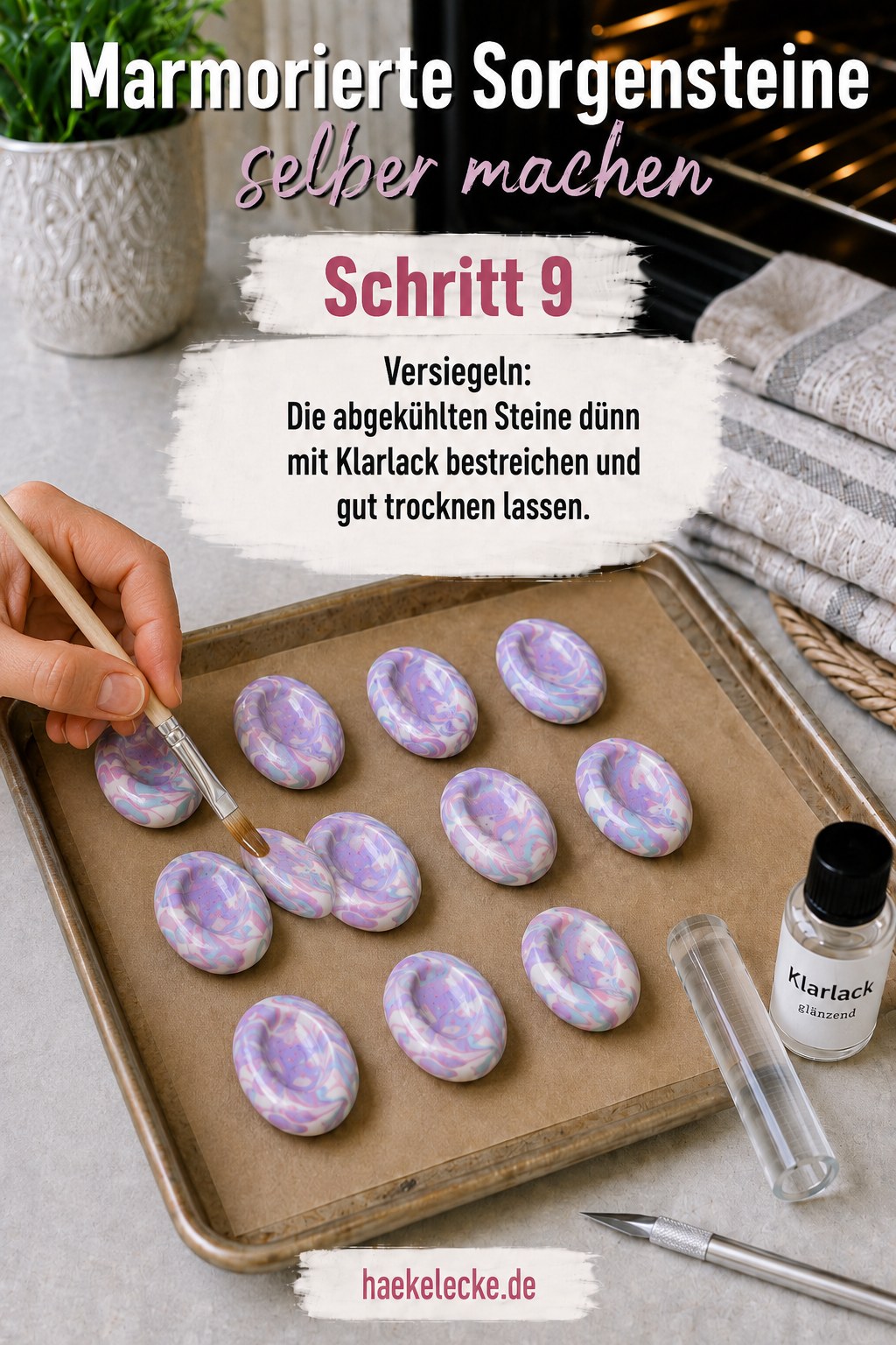 Abgekühlte marmorierte Sorgensteine werden mit Klarlack dünn versiegelt