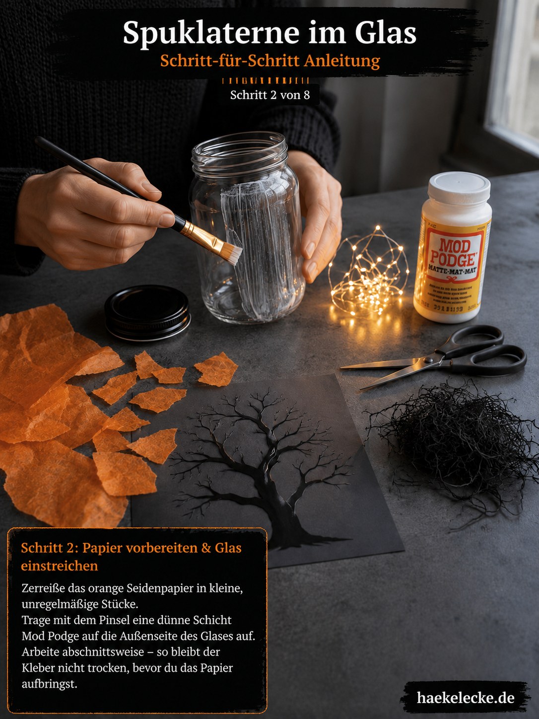 Orangenes Seidenpapier wird gerissen, während Mod Podge dünn auf das Glas der Laterne aufgetragen wird.