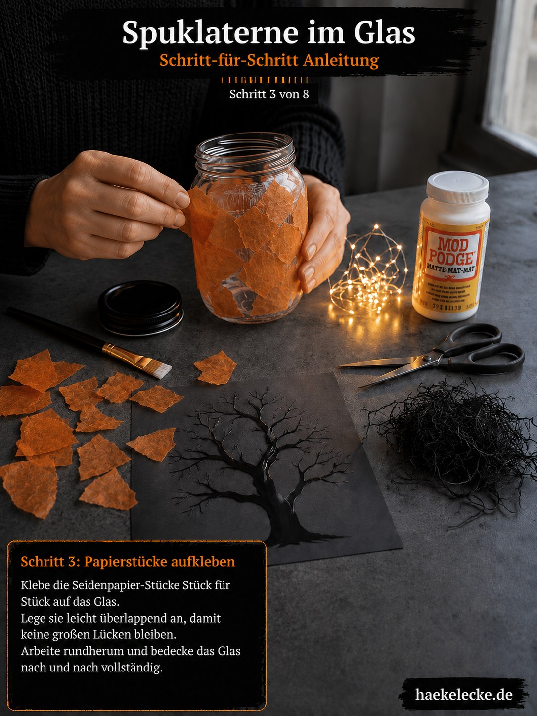 Zerrissene Seidenpapierstücke werden überlappend auf die Mason Jar Laterne geklebt.