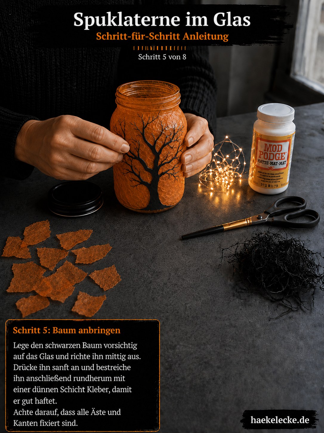 Die schwarze Baum-Silhouette wird mittig auf die Mason Jar Laterne gelegt und angedrückt.