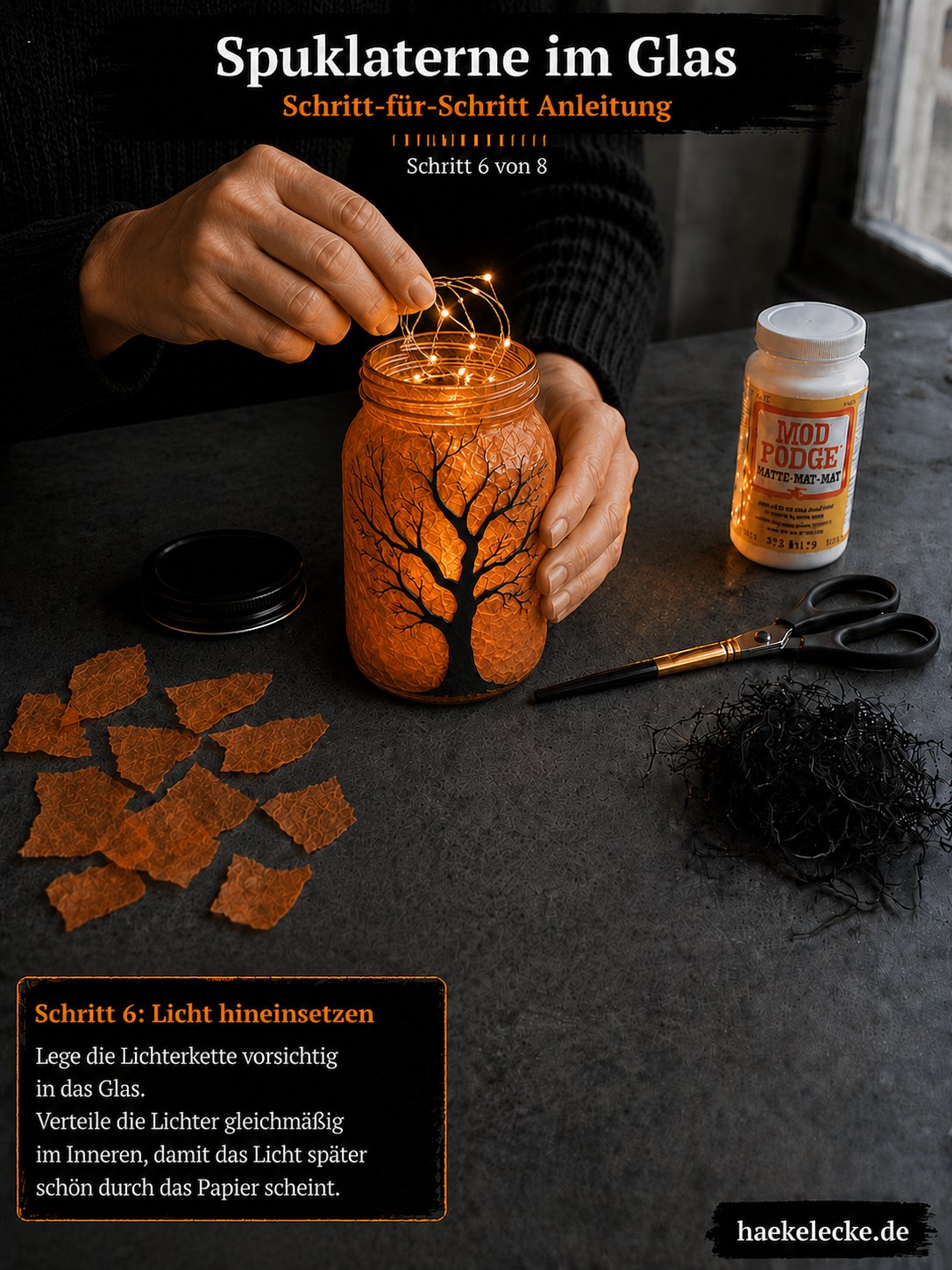 Eine warme Lichterkette wird gleichmäßig in die fertige Mason Jar Laterne mit Baum-Silhouette gelegt.