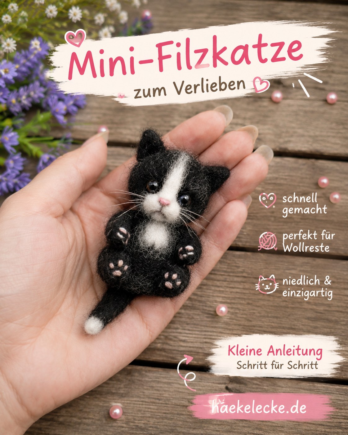 Eine realistisch wirkende Mini-Filzkatze im Tuxedo-Look liegt in einer offenen Hand