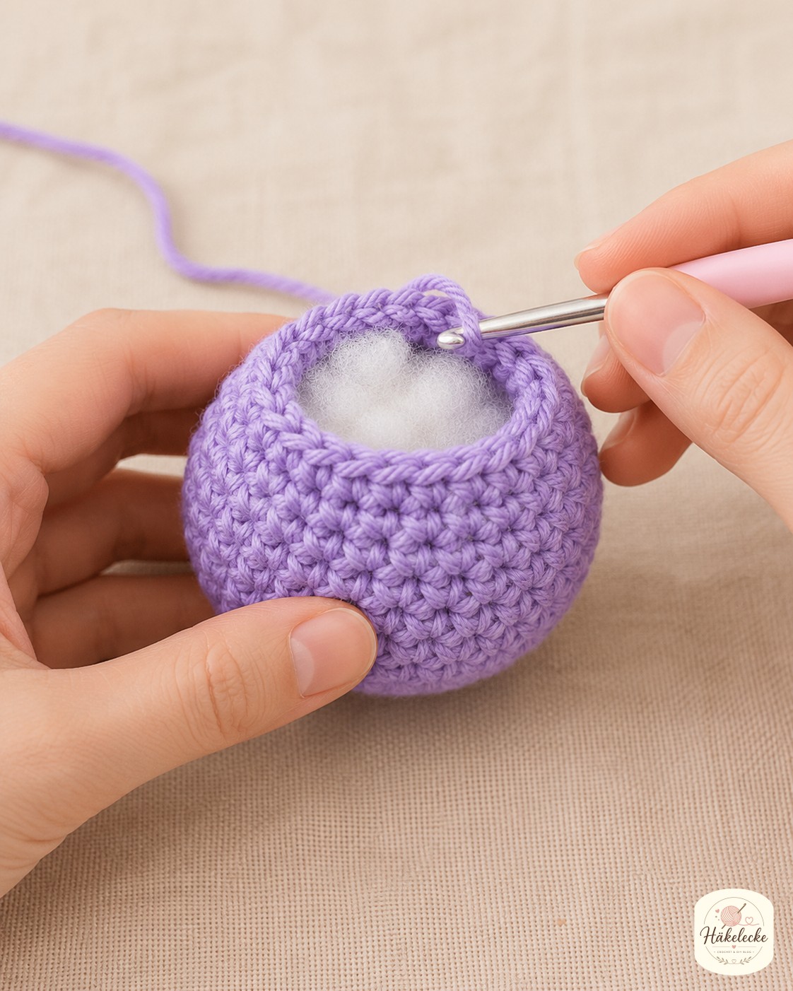 Runden aus festen Maschen formen den gestopften Körper des Mini Triceratops Amigurumi.