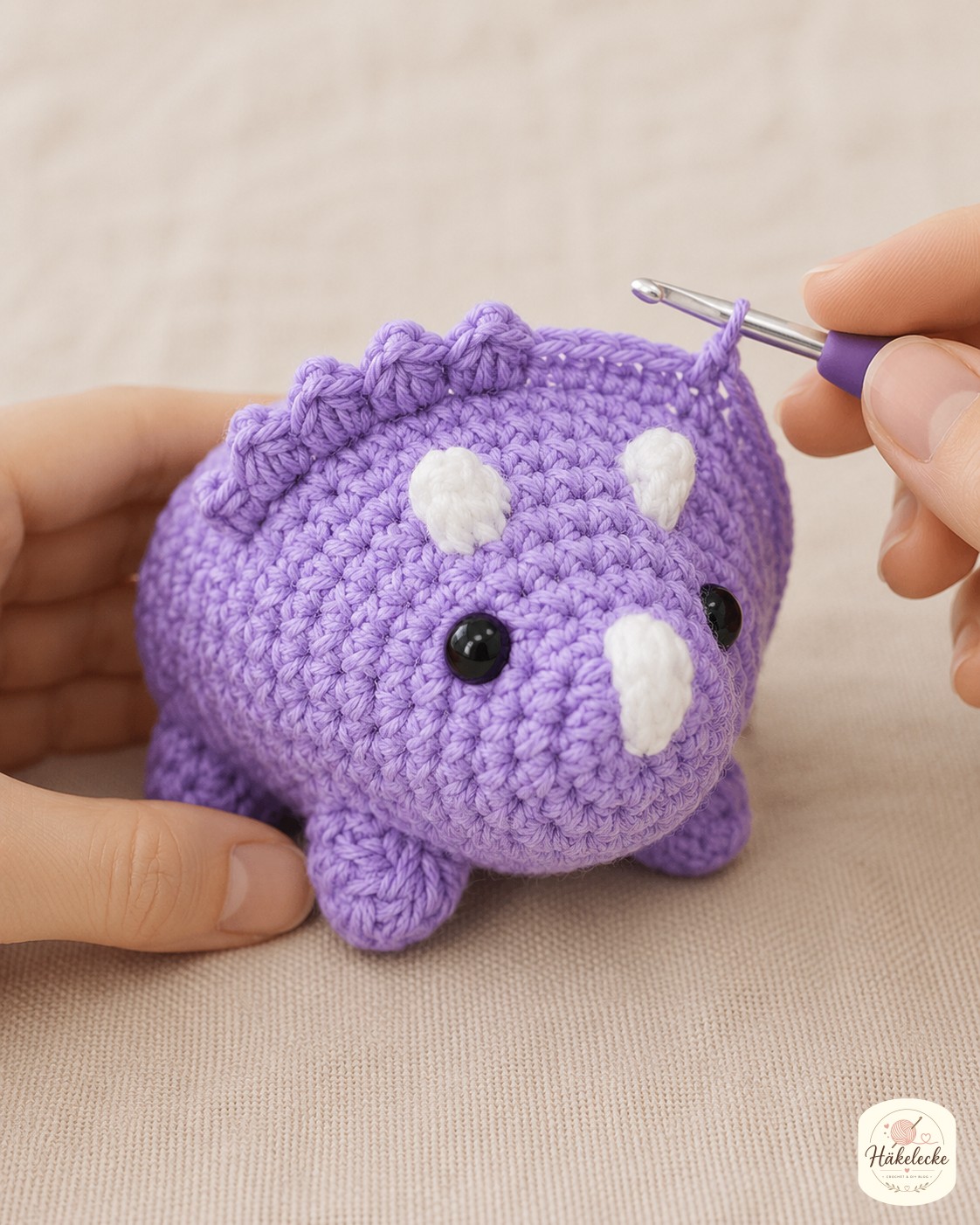Kleine Bobbelstiche formen Runde um Runde den charakteristischen Rückenkamm des Triceratops.