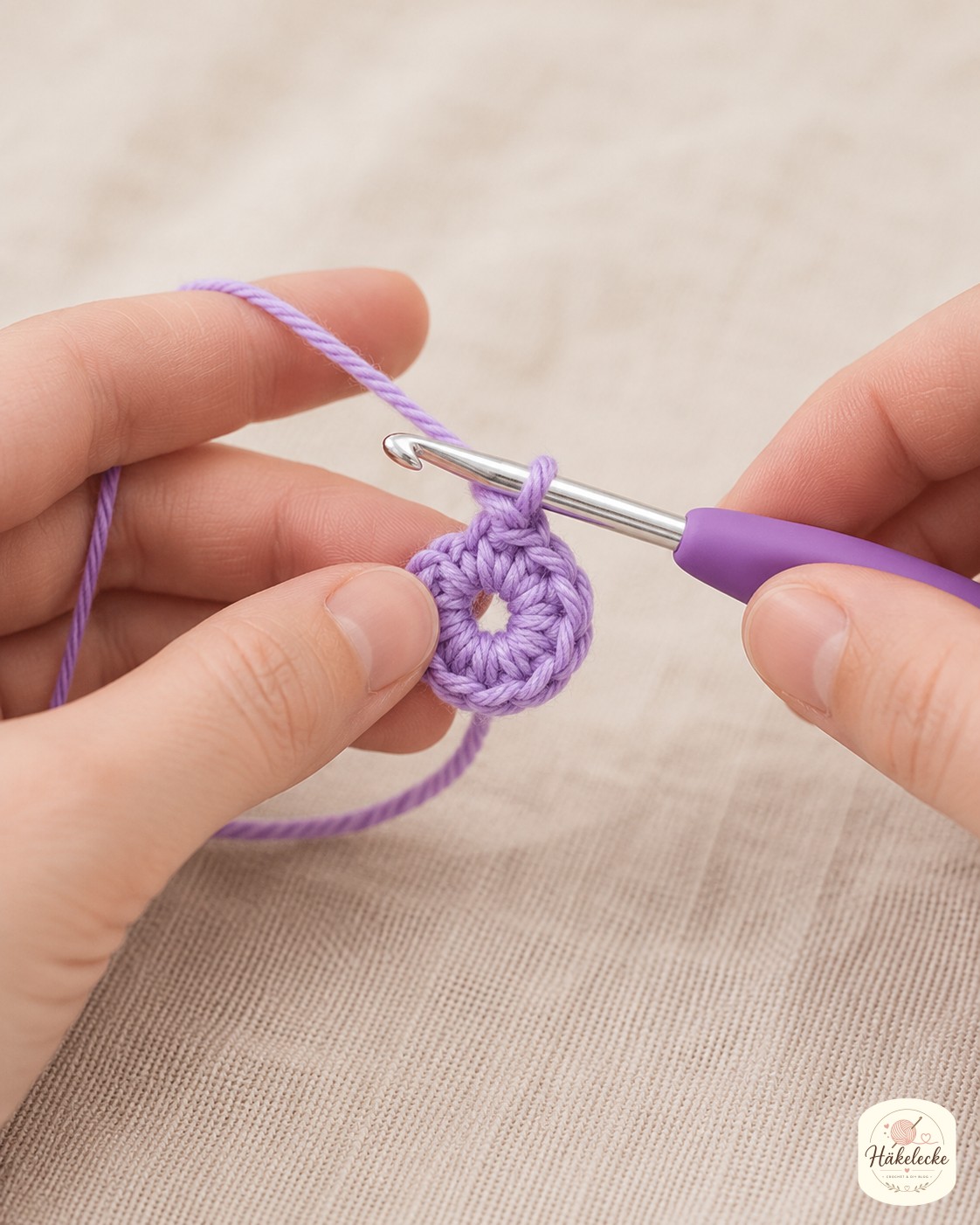 Magischer Ring als Start für den Körper, wenn du ein Mini Triceratops Amigurumi häkeln möchtest.