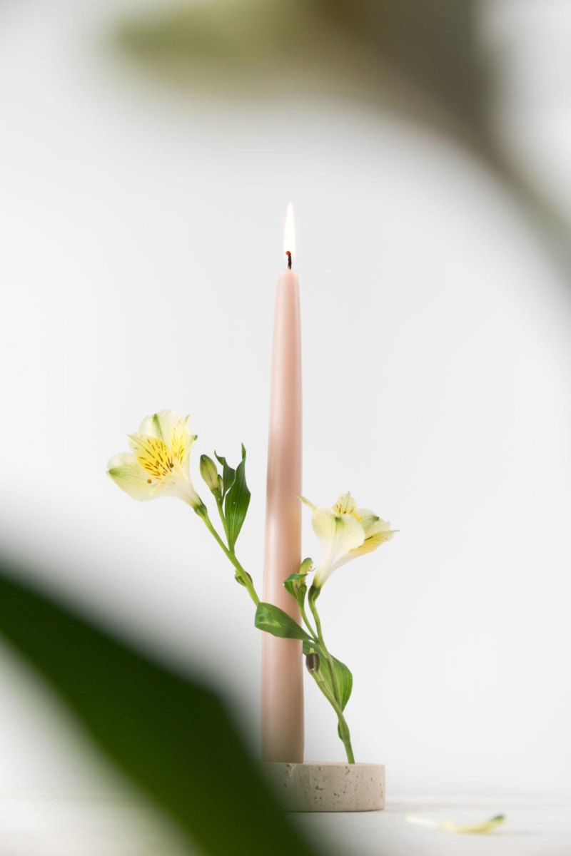 Minimalistische Blumenkerze