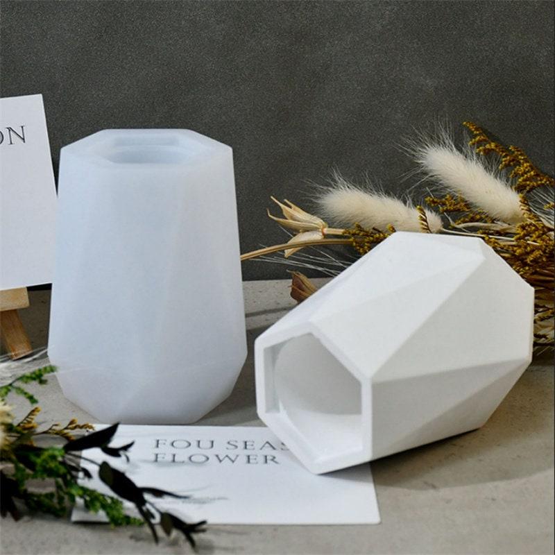 Moderne Betonvase mit Gießform