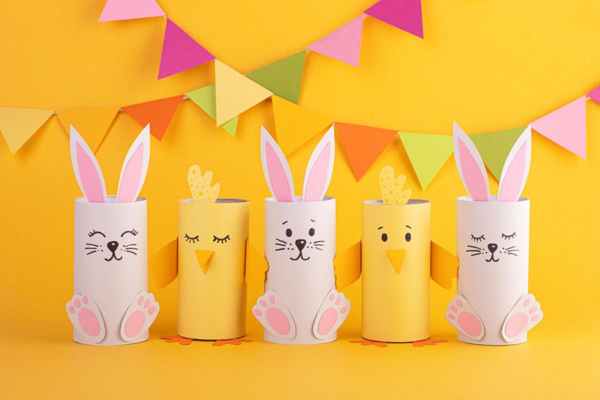 Bunte Osterfiguren aus Rollen