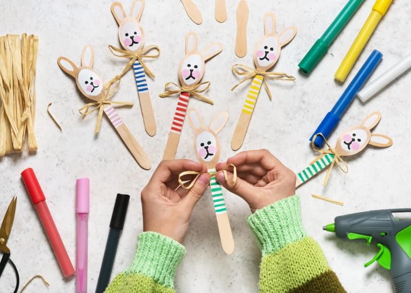 Holzstäbchen Osterhase Kinder