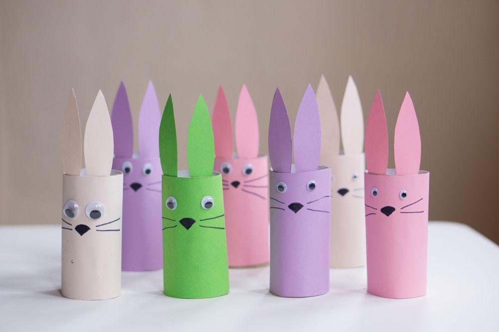 Osterhase mit Papierohren dekoriert