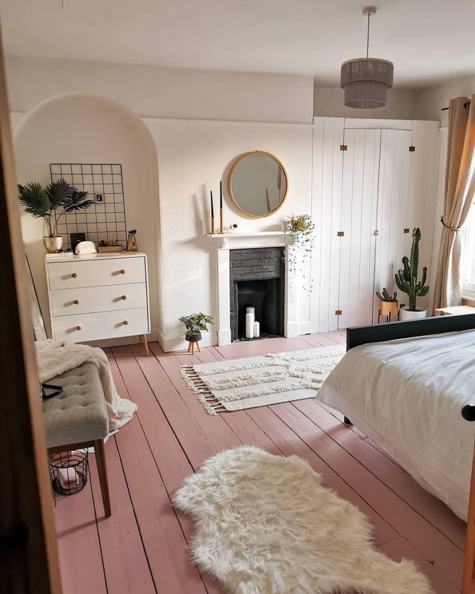 Pastell gestrichener Holzboden im Zimmer