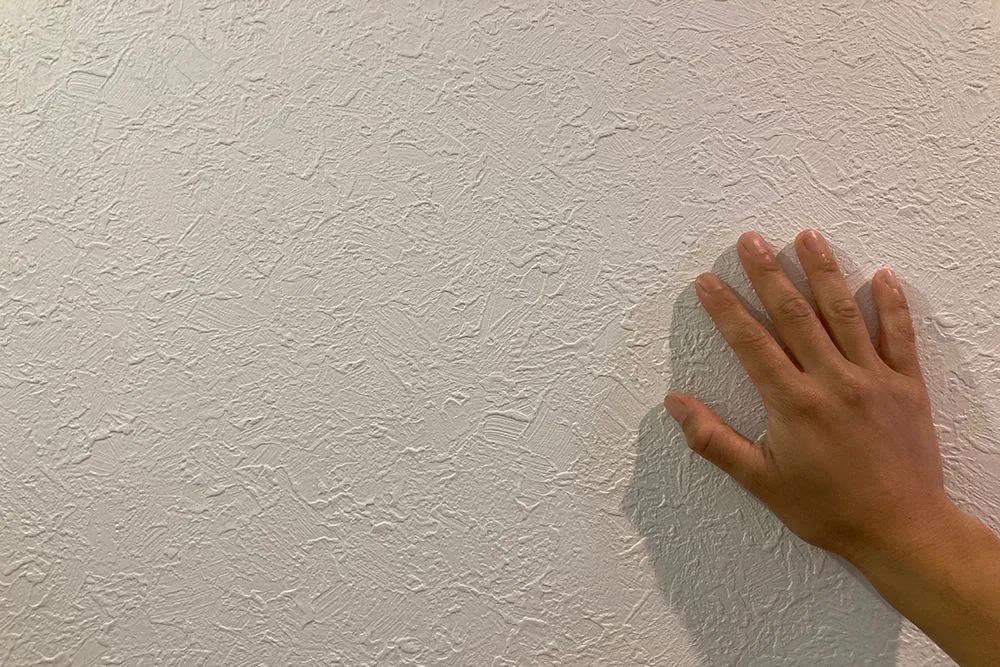 Raufaserwand vor dem Streichen prüfen