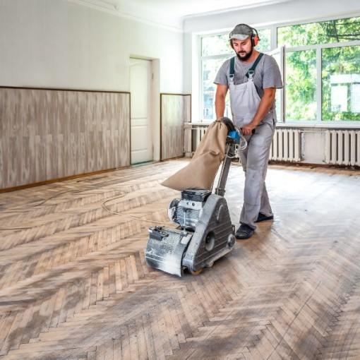 Parkett wird renoviert und geschliffen