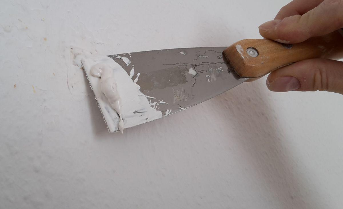 Raufaser mit Spachtel reparieren