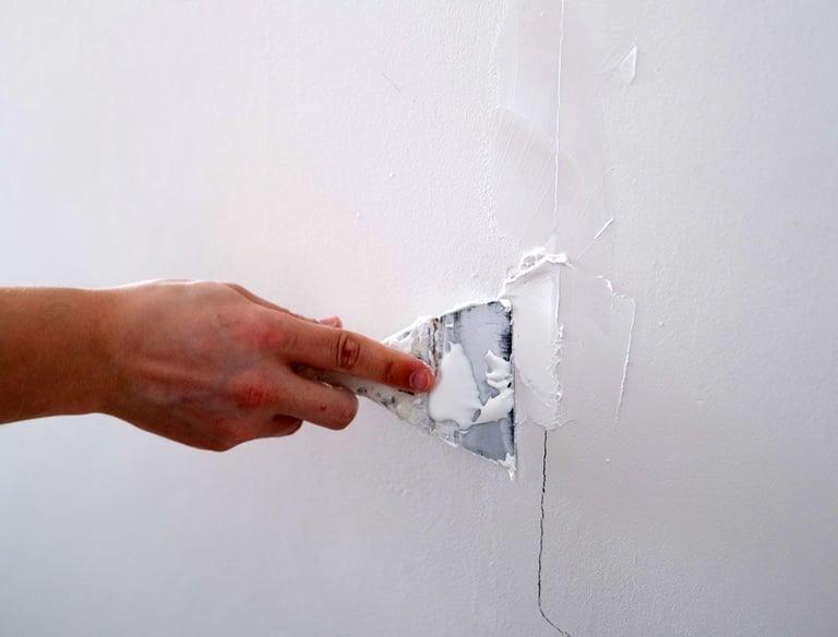 Risse in Wand mit Spachtel reparieren