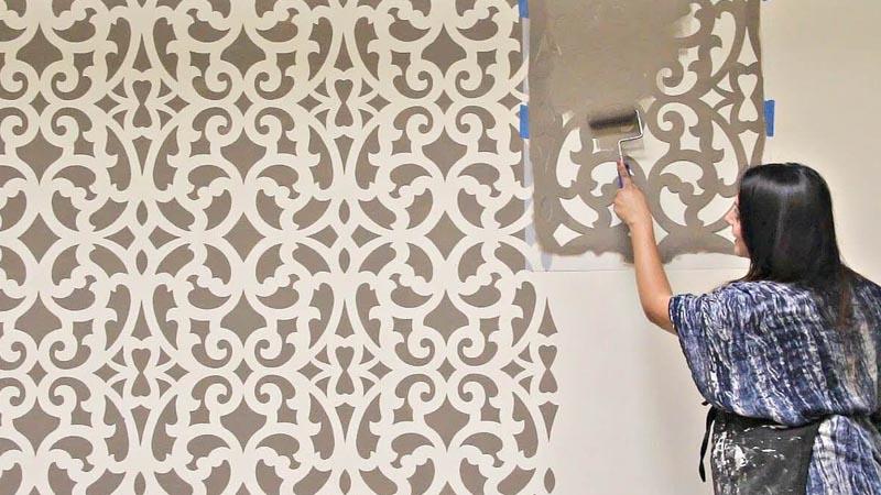 Schablonenmuster auf Wand malen