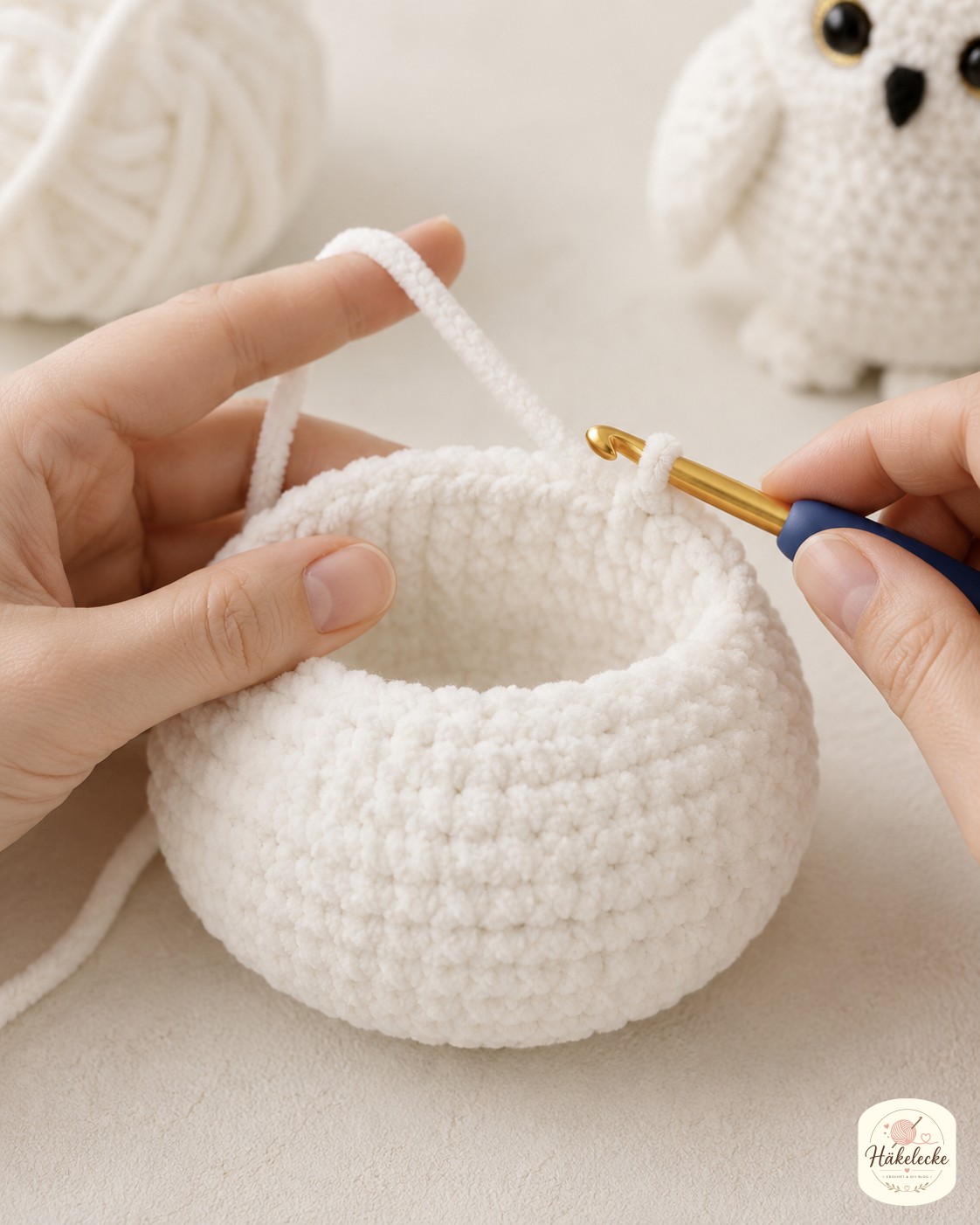 Der ovale Körper der Schneeeule Amigurumi wächst beim Häkeln aus dem Fadenring in Chenille-Garn