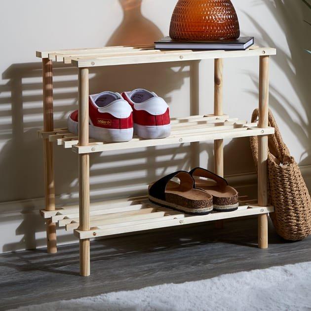 Einfaches Schuhregal aus Holz