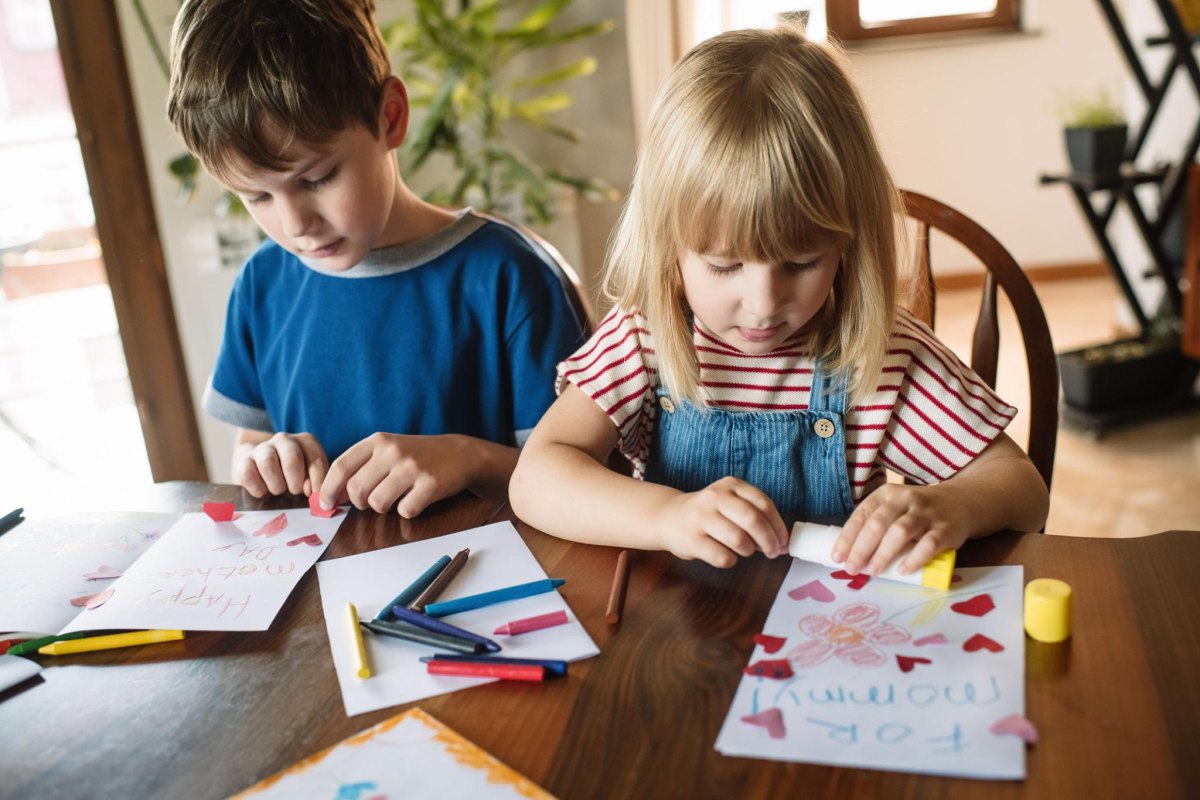 Kinder gestalten bunte Grußkarten