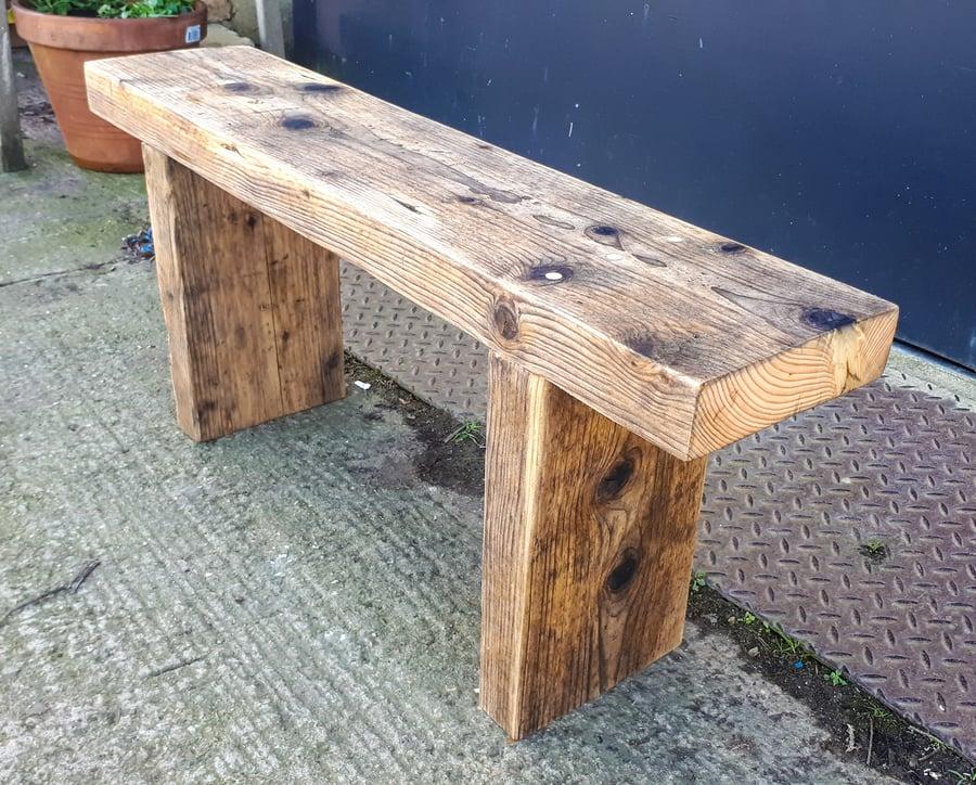 Sitzbank aus alten Holzbrettern