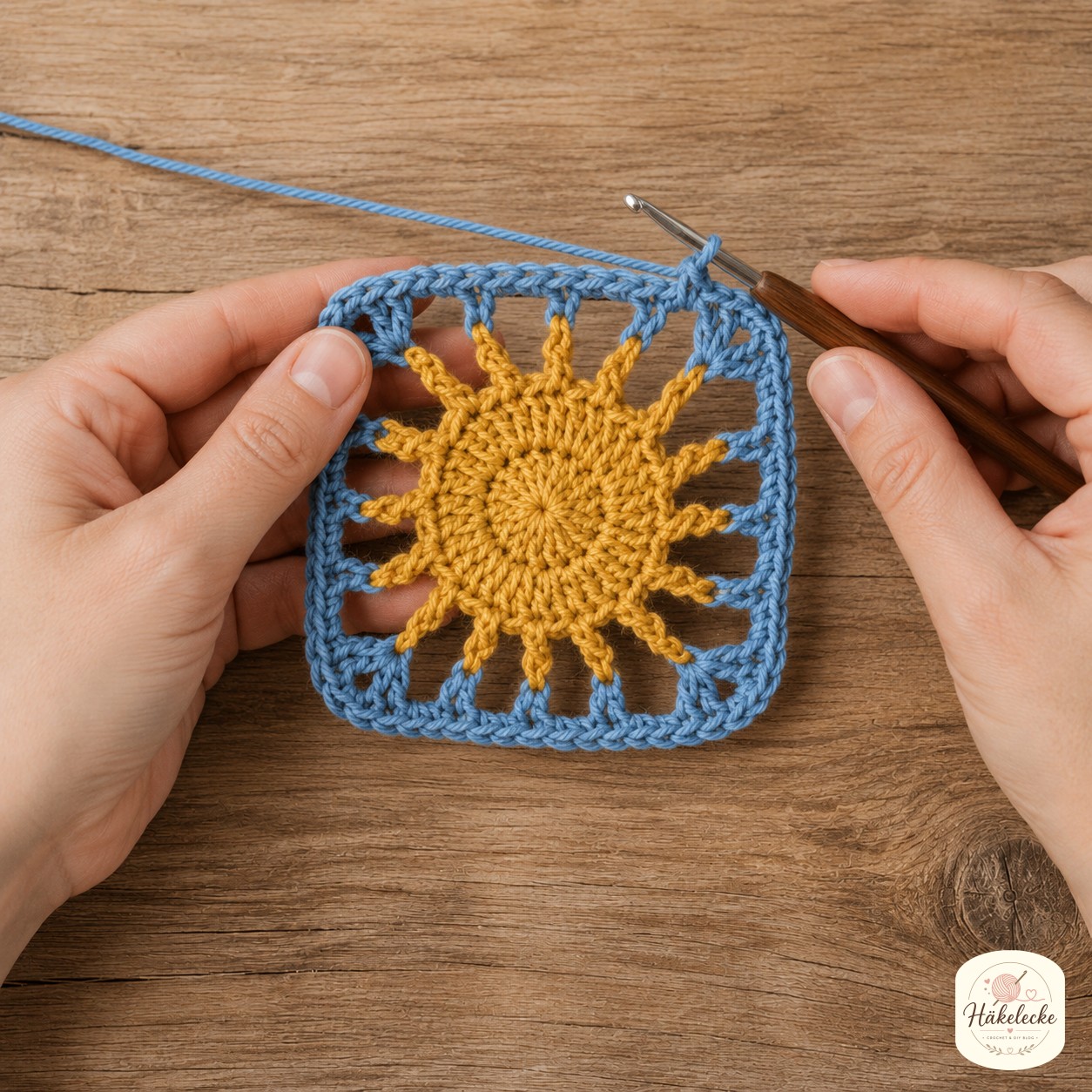 Kornblumenblaues Garn umrahmt die fertige Sonne als erste Runde des Granny Square