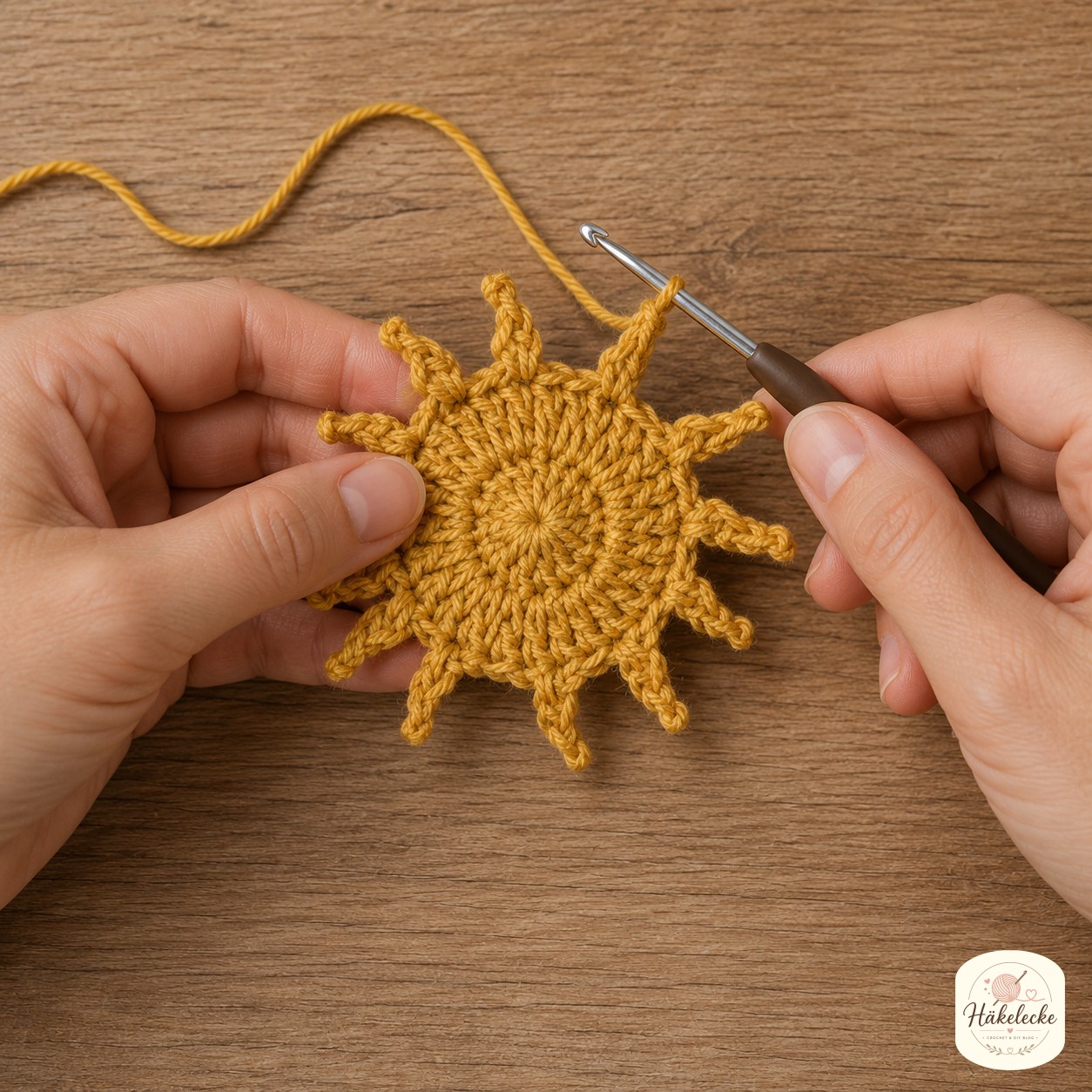 Spitze Sonnenstrahlen wachsen rund um die gelbe Mitte des Sonnenmotivs im Granny Square
