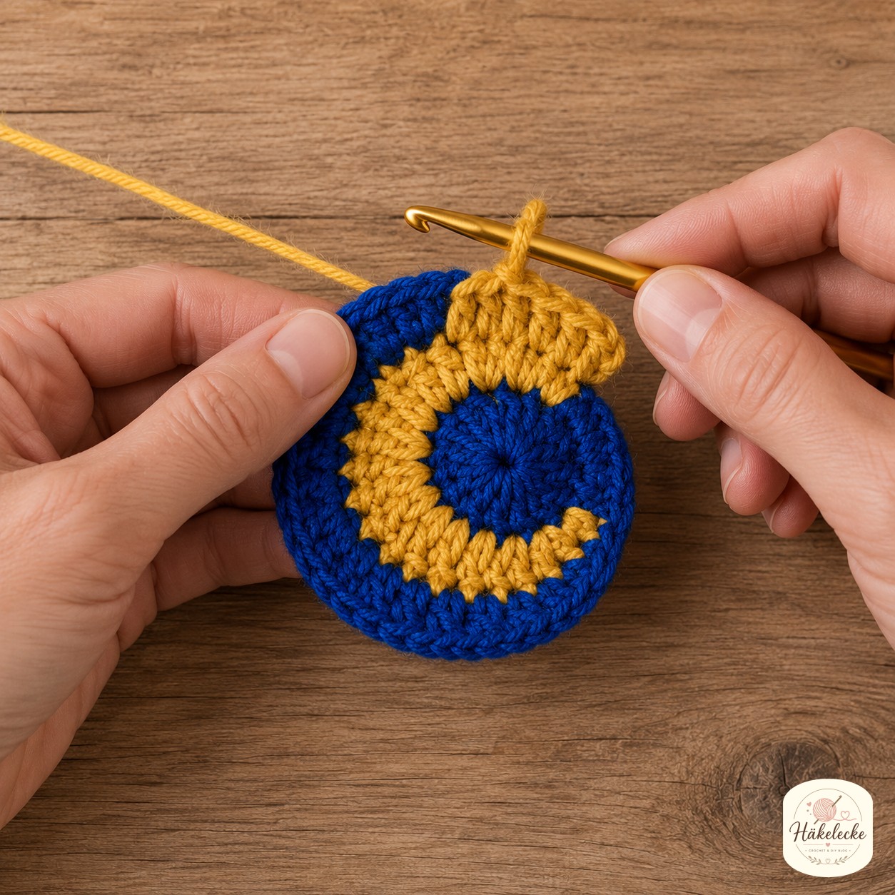 Eine blaue Mondsichel wächst auf gelbem Untergrund als Herzstück des zweiten Granny Square
