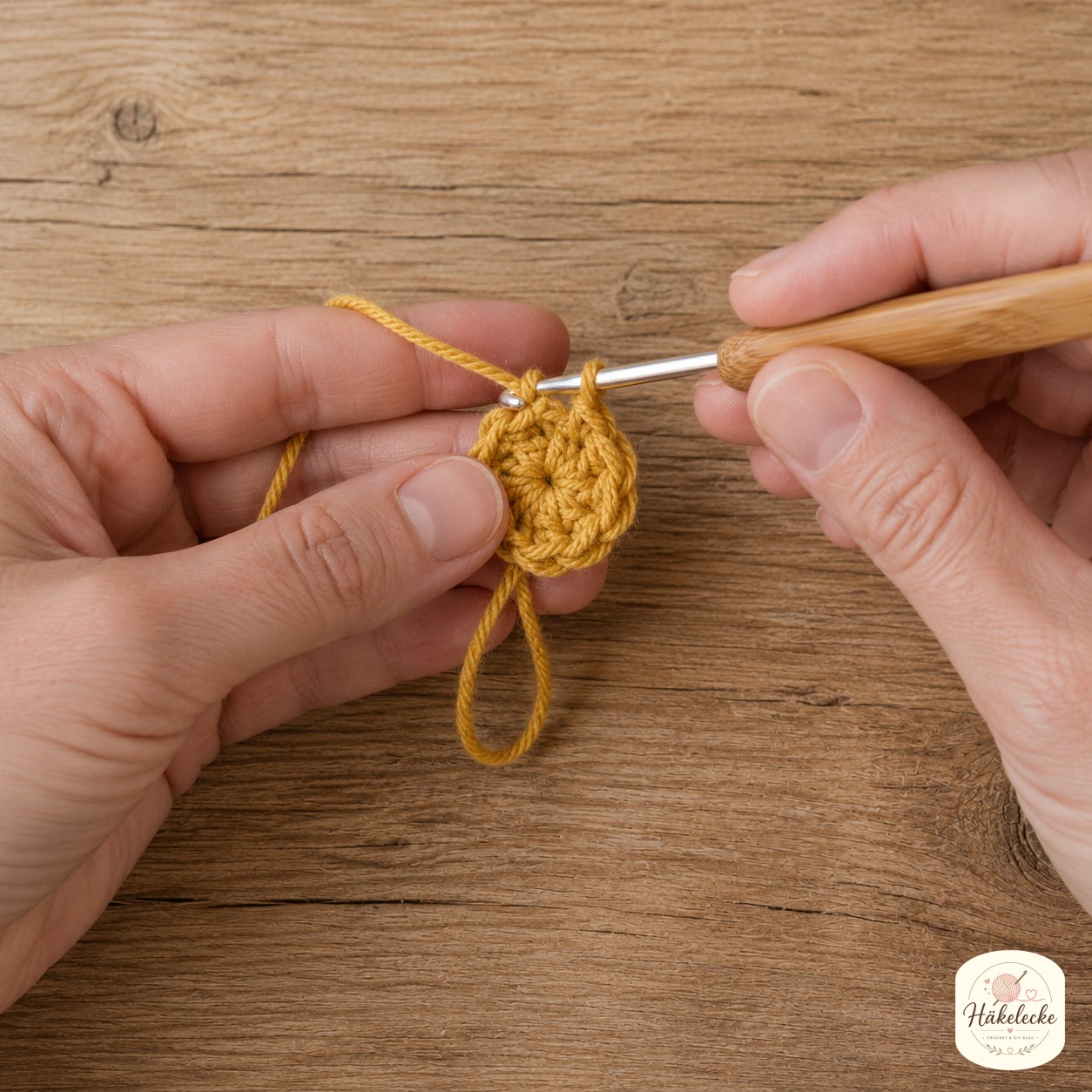 Ein Magischer Ring in Senfgelb bildet den Start für die Sonne im Sonne und Mond Granny Square