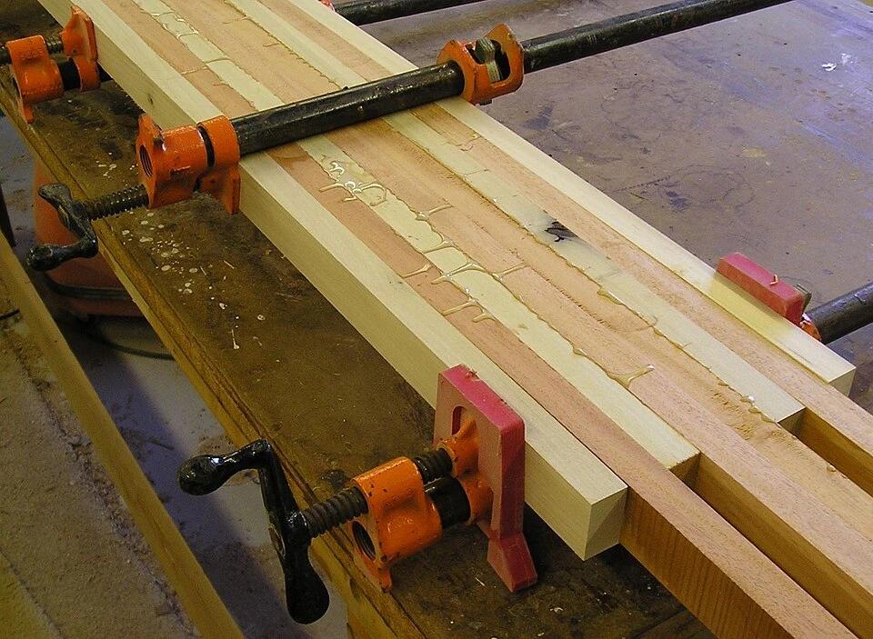 Holzbretter längs verbinden Methoden für stabile Fugen