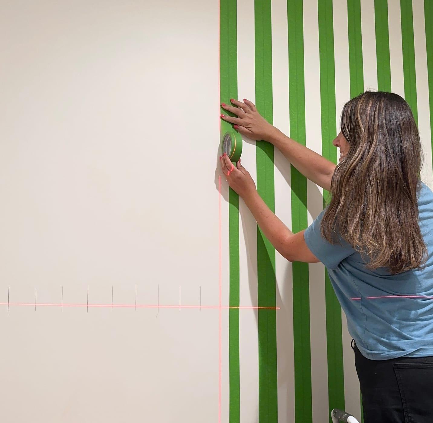 Gestreifte Wand mit Malerkrepp gestaltet