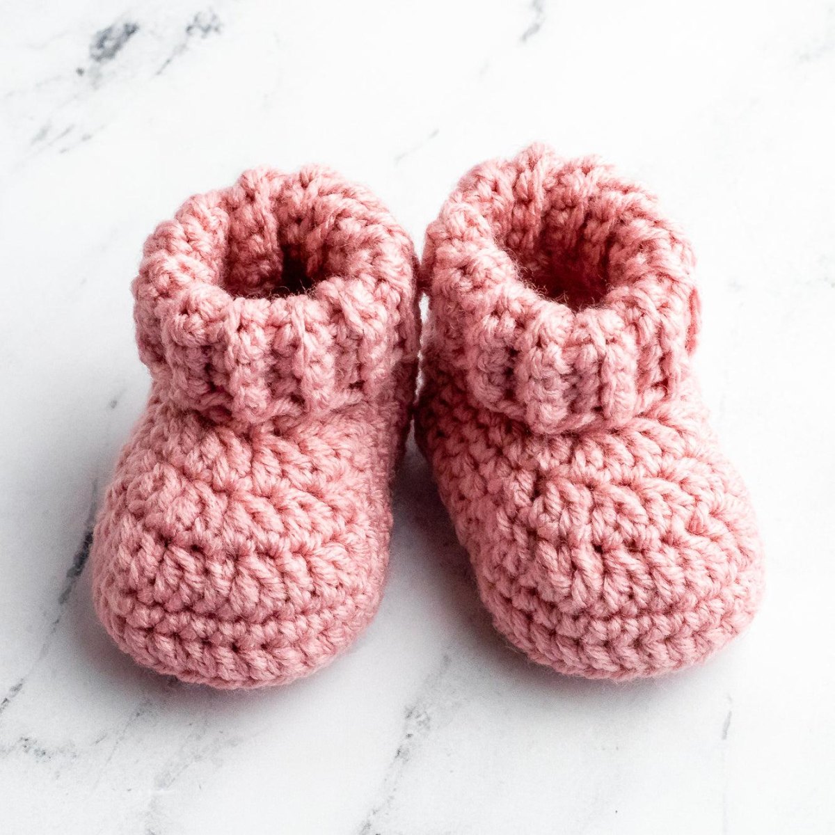 Rosa gehäkelte Babyschuhe mit umgeschlagenem weichem Bündchen