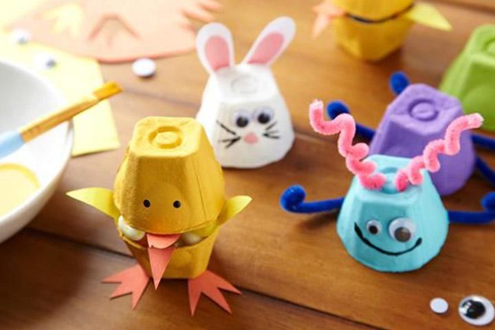 Kinder basteln Tiere aus Eierkartons