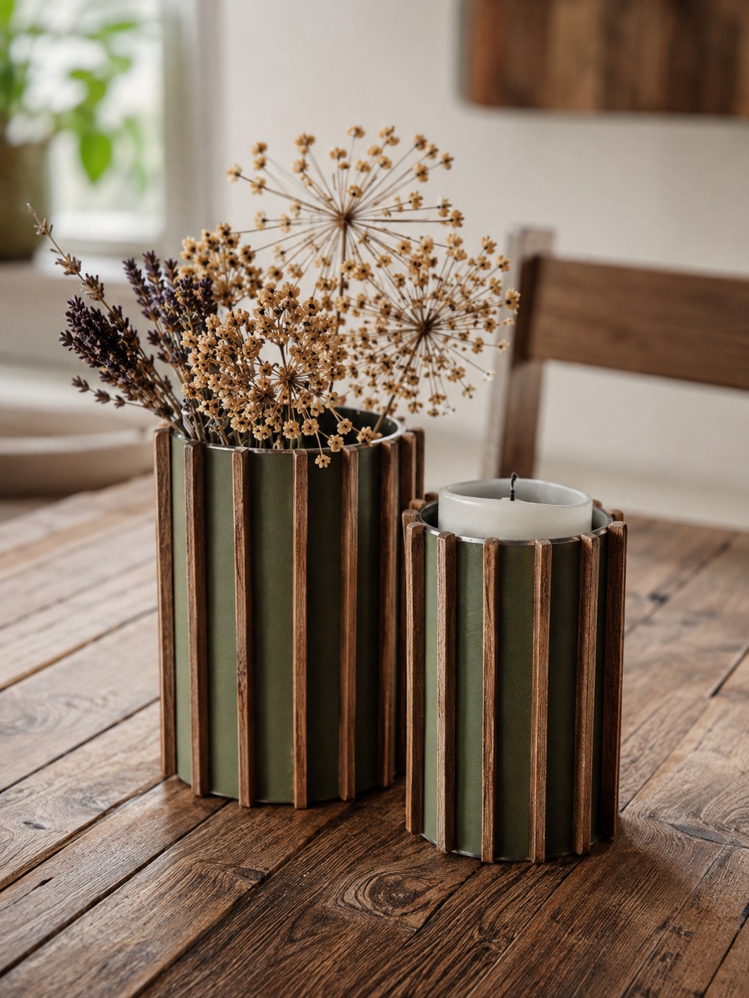 Zwei mit Holzleisten verkleidete Gläser dienen als Vase und Windlicht mit herbstlicher Trockenblumen-Deko.