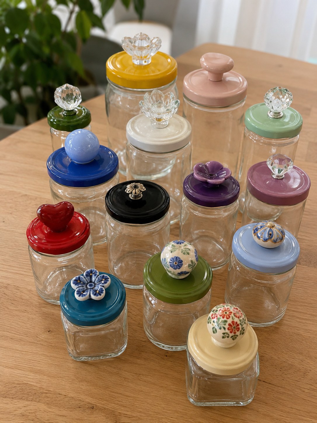 Viele kleine Glasdosen mit bunten Keramik- und Kristallknäufen stehen als sortierte Vorrats-Serie bereit.