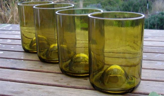 Geschnittene Weinflasche als Trinkglas