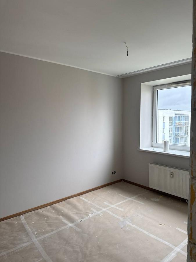 Frisch gestrichene Wand trocknen