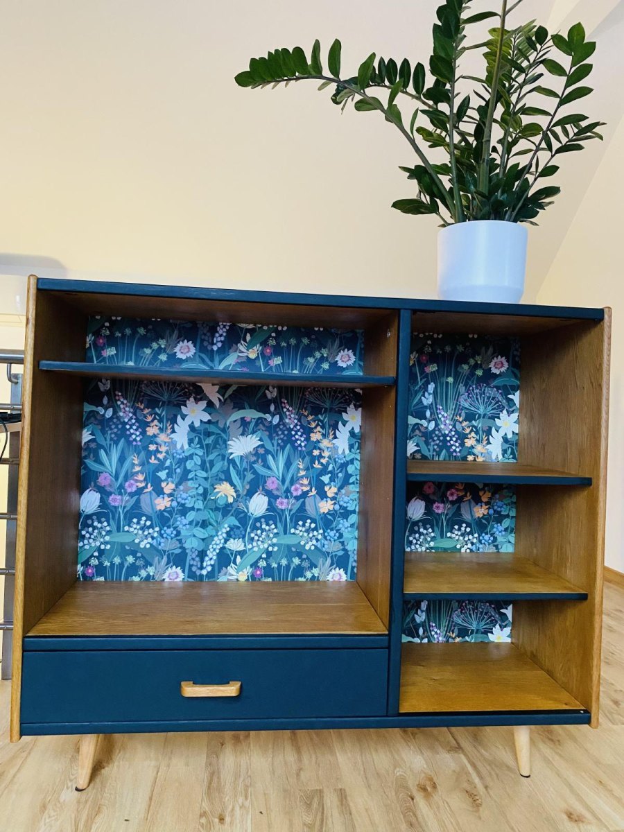 Sideboard mit Tapetenrückwand