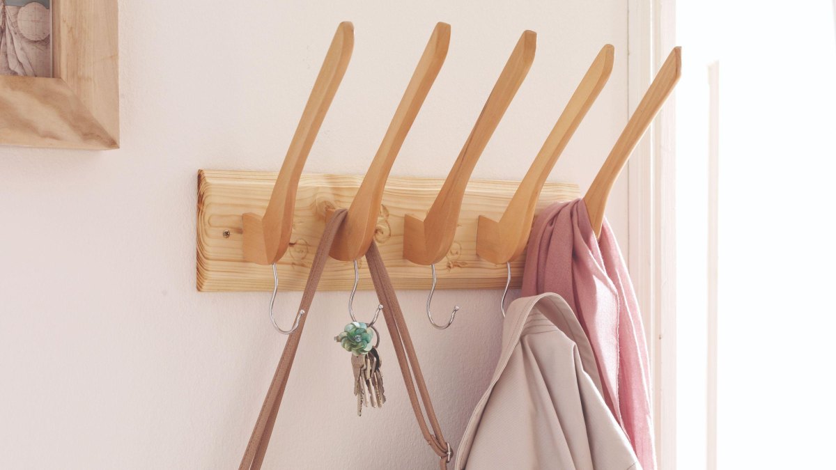 DIY Wandgarderobe aus Holz