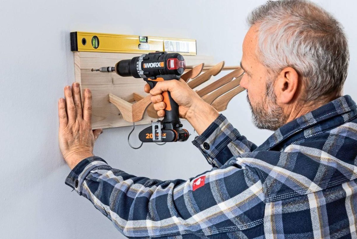 Wandregal Holz sicher montieren