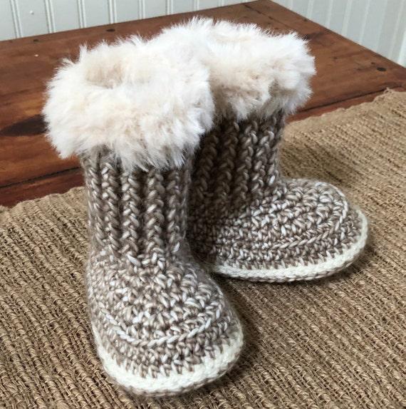 Warme wollweiße und graue gehäkelte Babyschuhe mit hohem Schaft