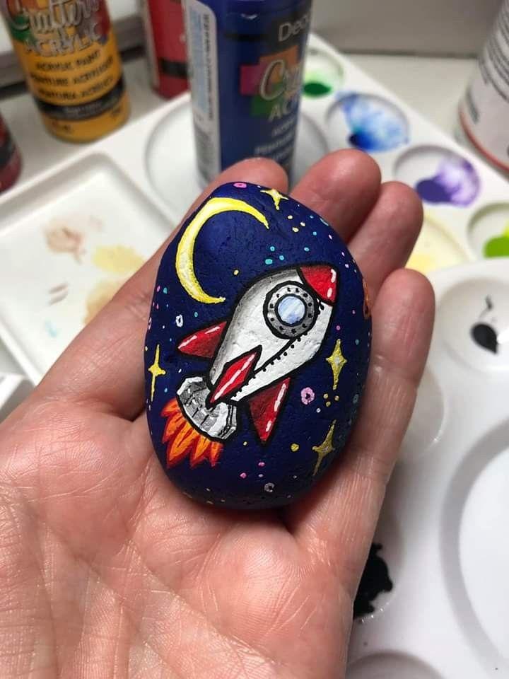 Planeten und Raketen auf Steinen