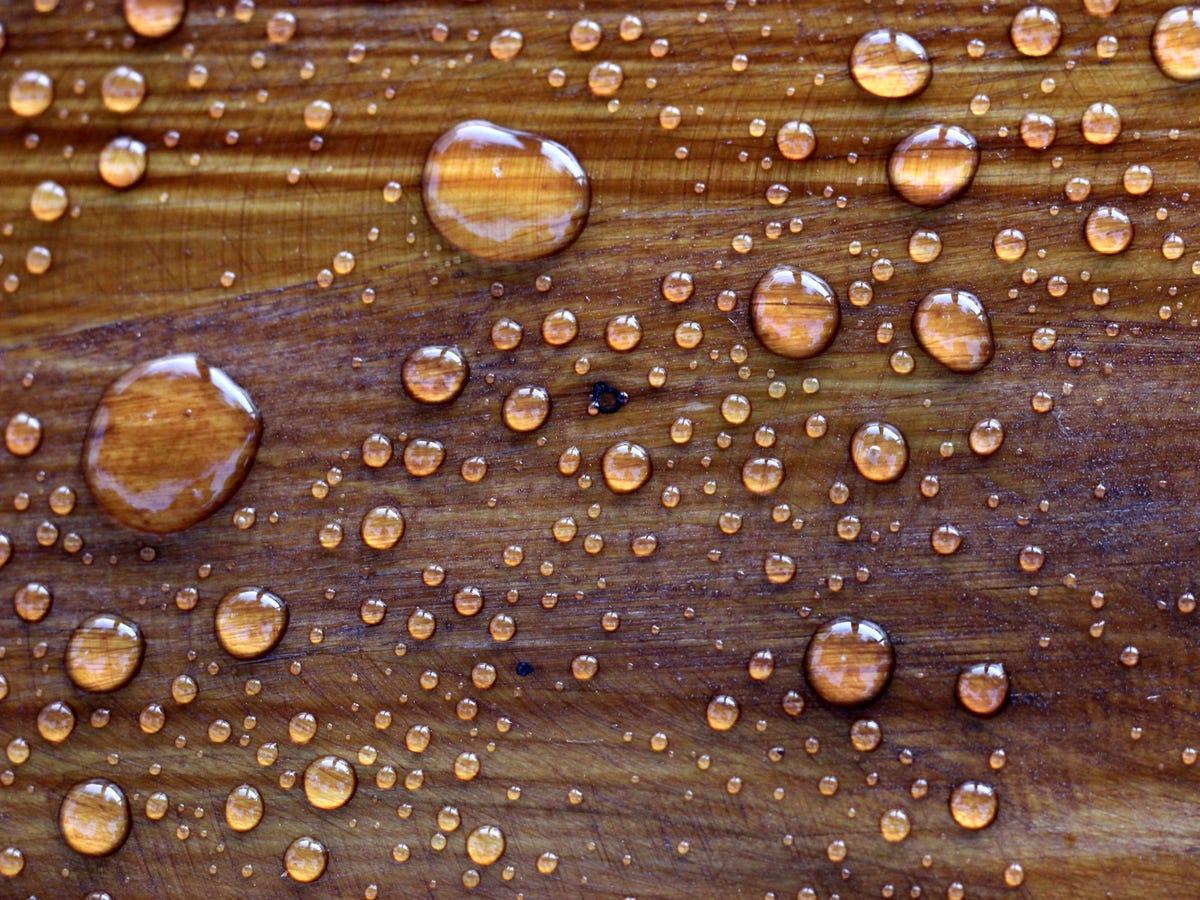 Wassertropfen auf geöltem Holz