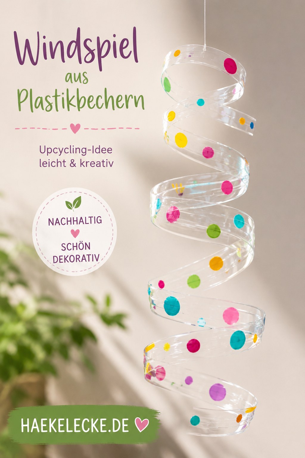 Hände basteln ein Windspiel aus einer Dose am Bastelstisch